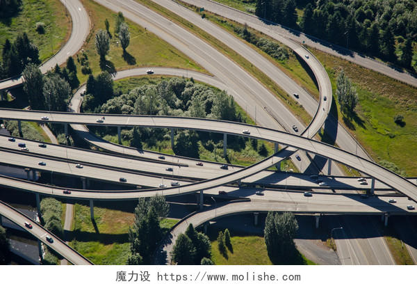 纵横交错的高速公路的鸟瞰图